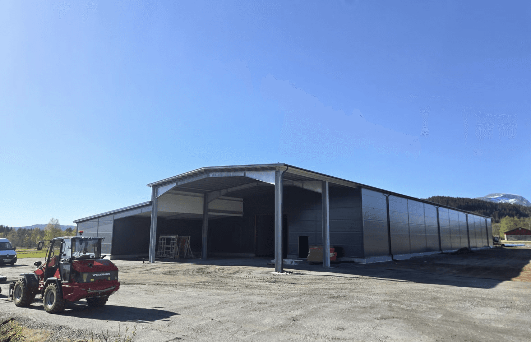 Isolert hall med flere porter – prosjektbilde