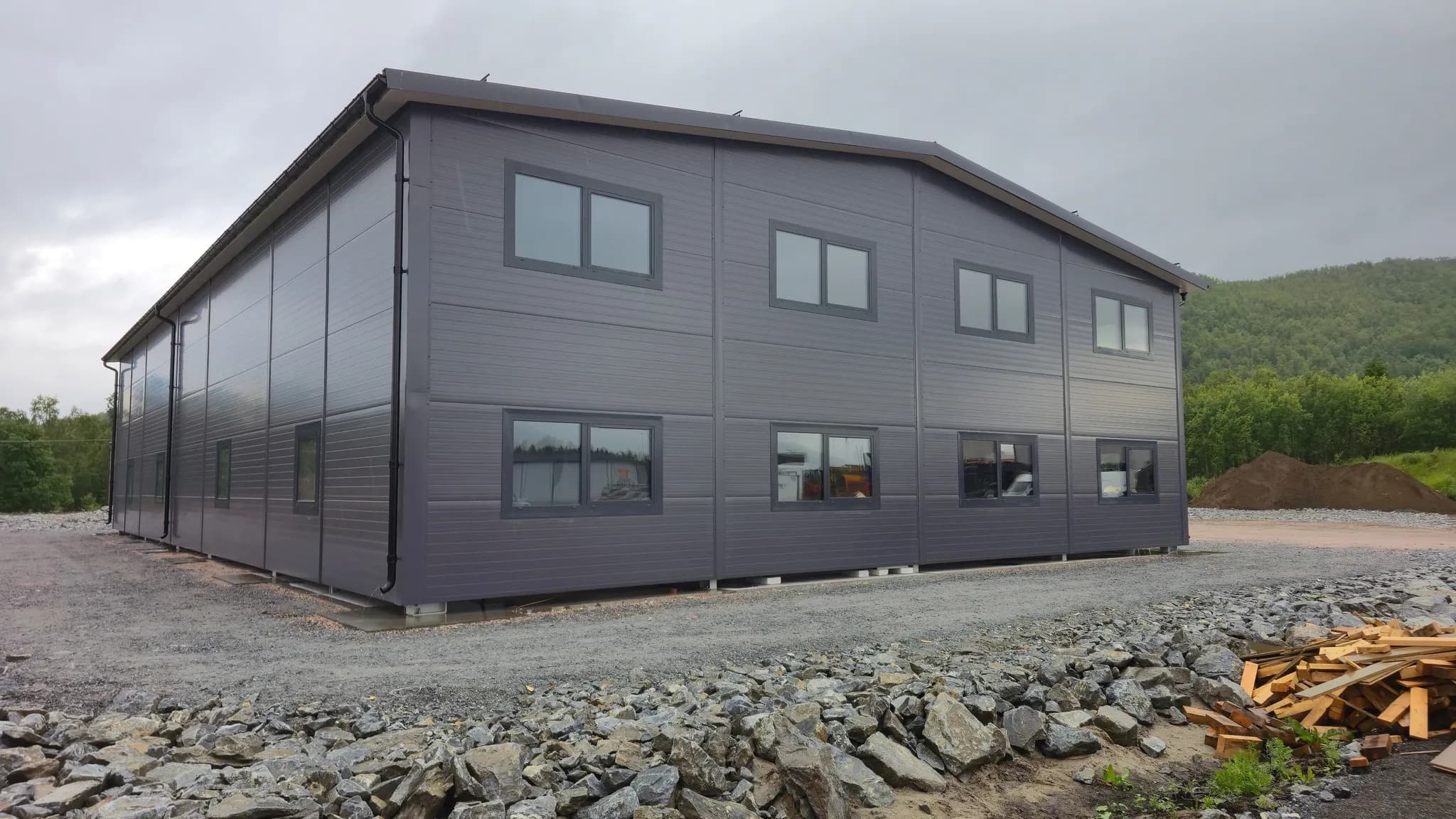Næringsbygg med kontor, verksted og vaskehall 18x28 meter – prosjektbilde