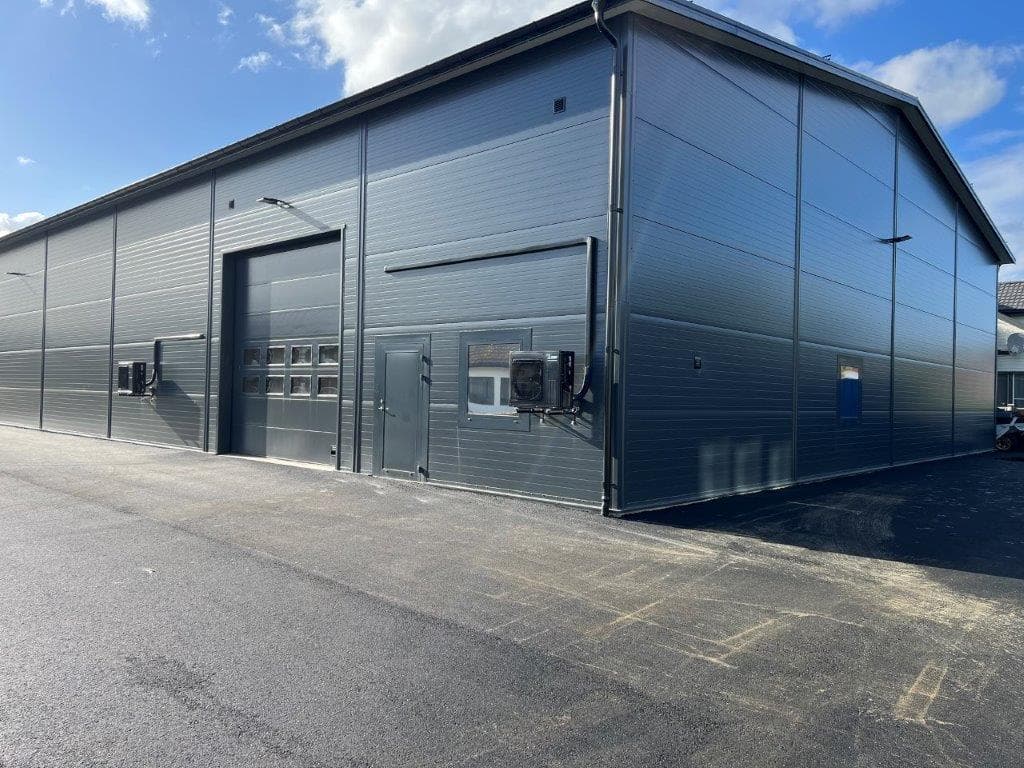 Ferdig isolert lagerhall med sandwichpanel