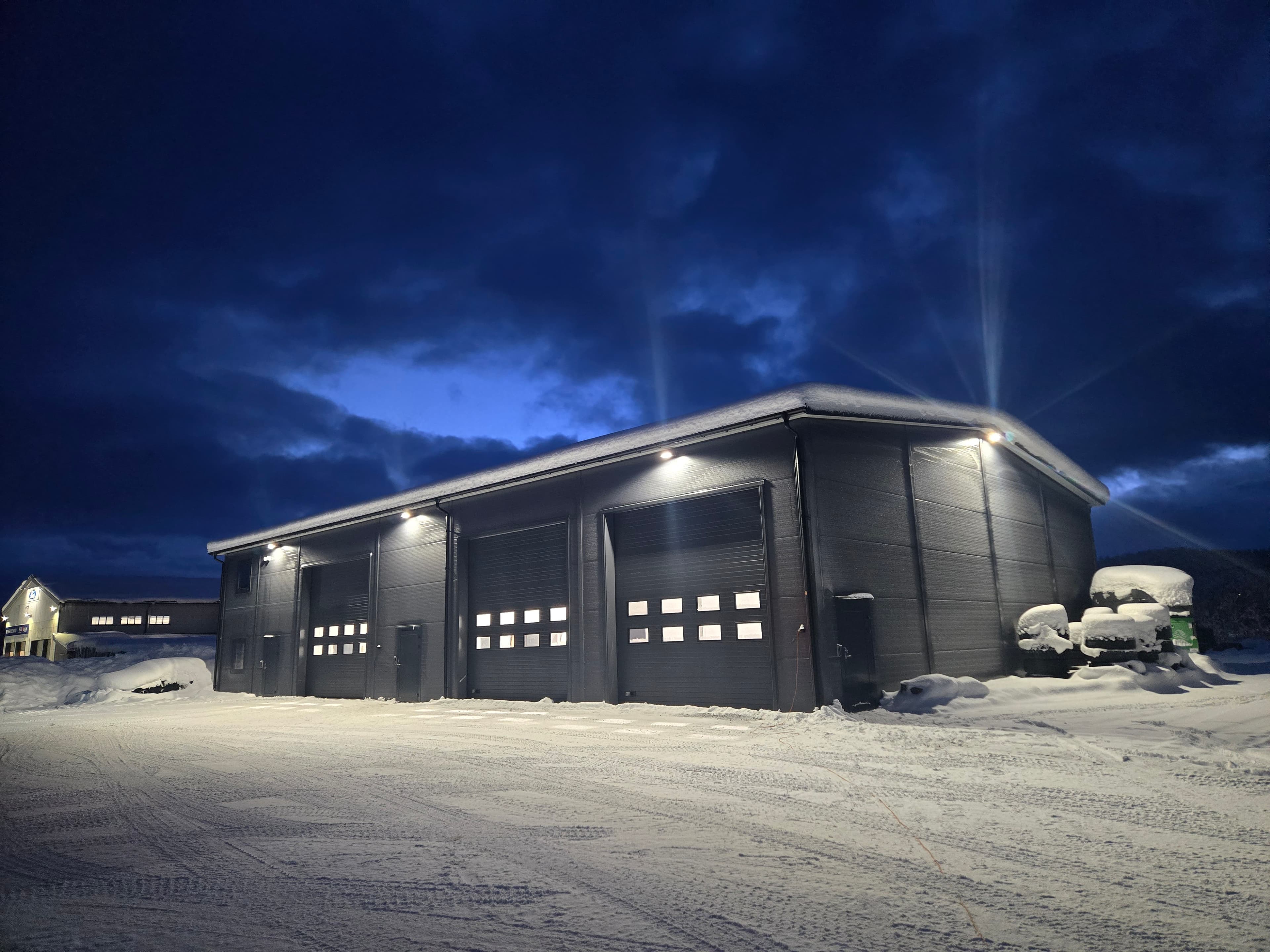 Næringsbygg med kontor, verksted og vaskehall 18x28 meter